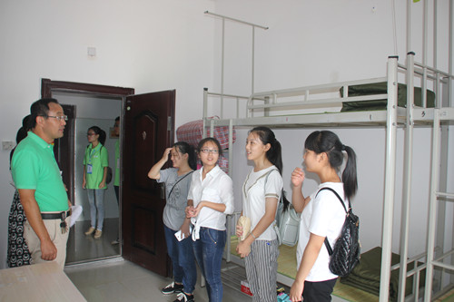 政法学院领导深入学生宿舍看望15级新生-九江学院主站